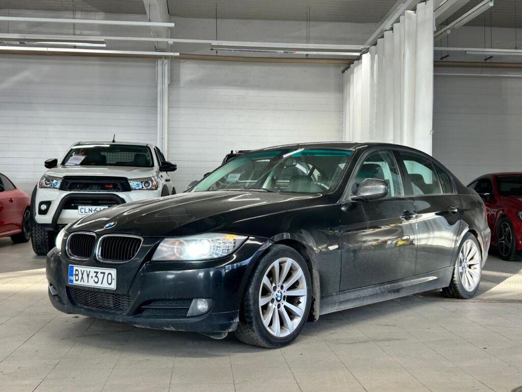 BMW 318 2011 Musta