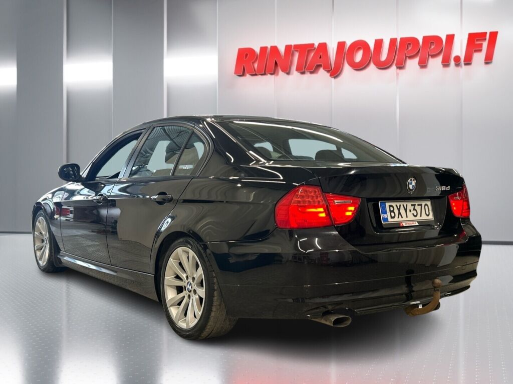 BMW 318 2011 Musta