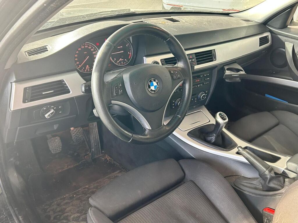 BMW 318 2011 Musta