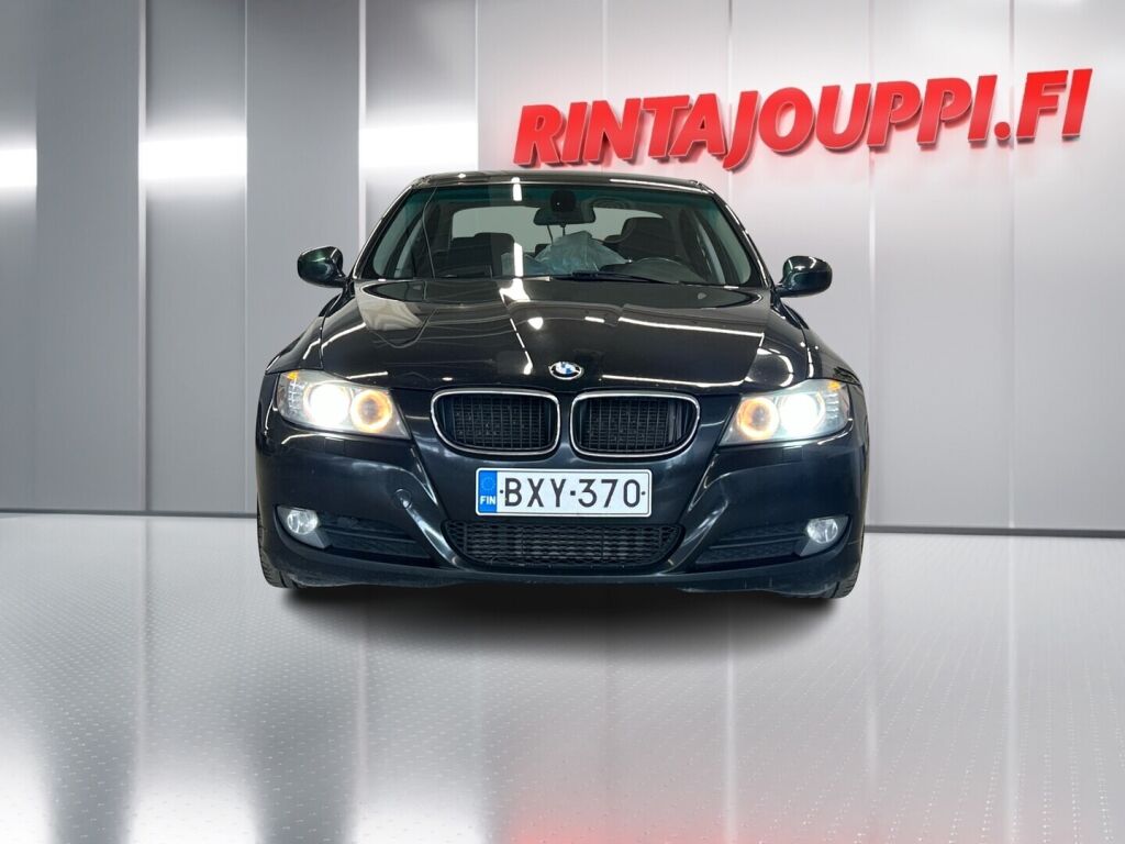 BMW 318 2011 Musta