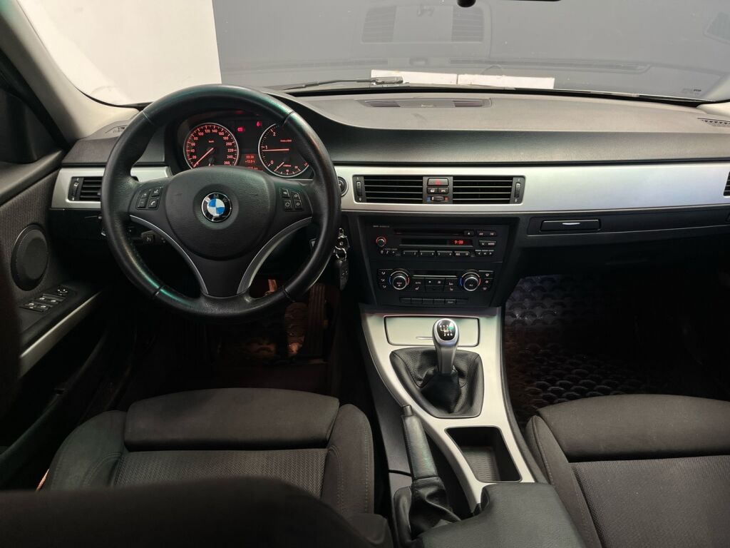 BMW 318 2011 Musta