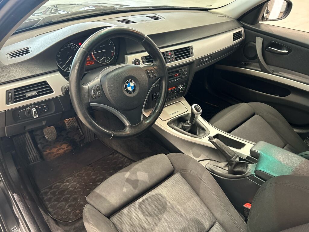 BMW 318 2011 Musta