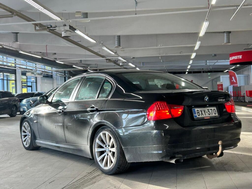 BMW 318 2011 Musta