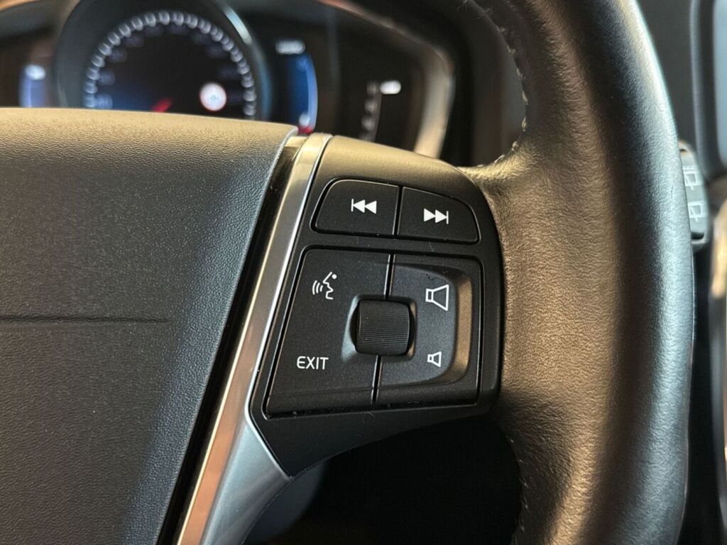 Volvo V60 2016 Sininen