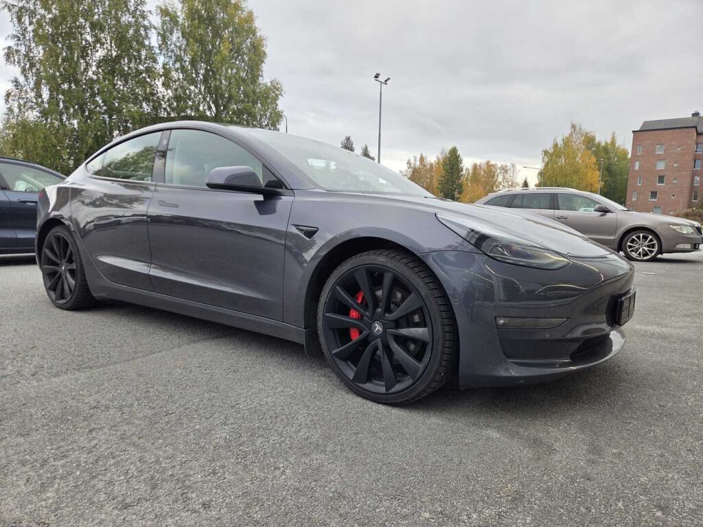 Tesla Model 3 2022 Harmaa (Midnight Silver)