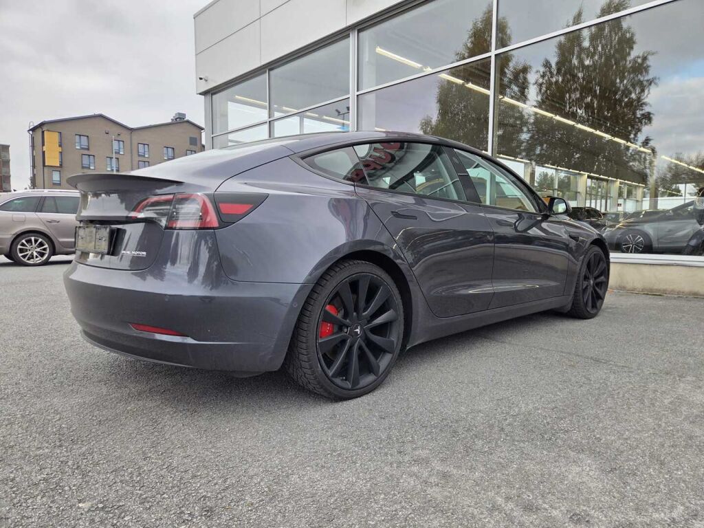 Tesla Model 3 2022 Harmaa (Midnight Silver)