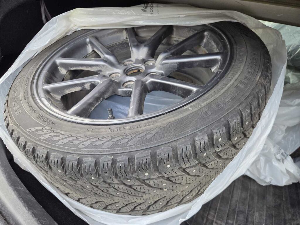 Tesla Model 3 2022 Harmaa (Midnight Silver)