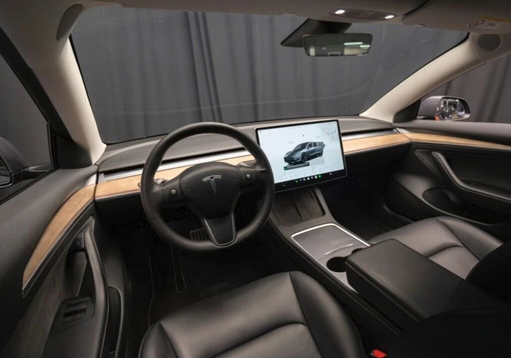Tesla Model 3 2022 Harmaa (Midnight Silver)