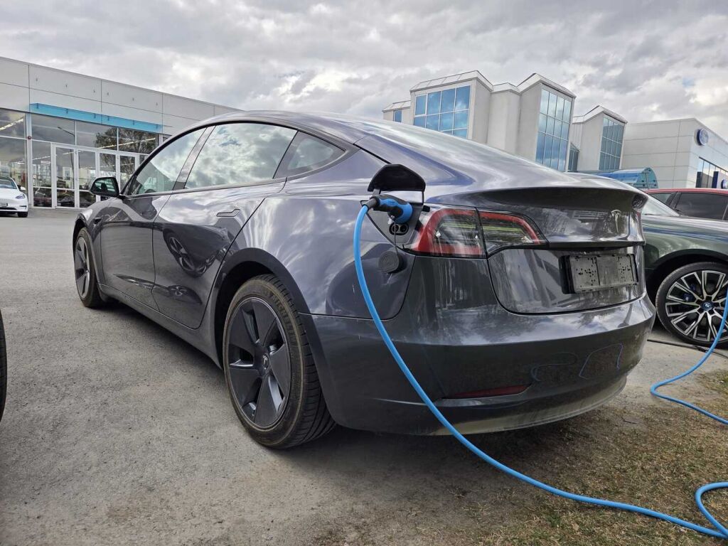 Tesla Model 3 2023 Harmaa