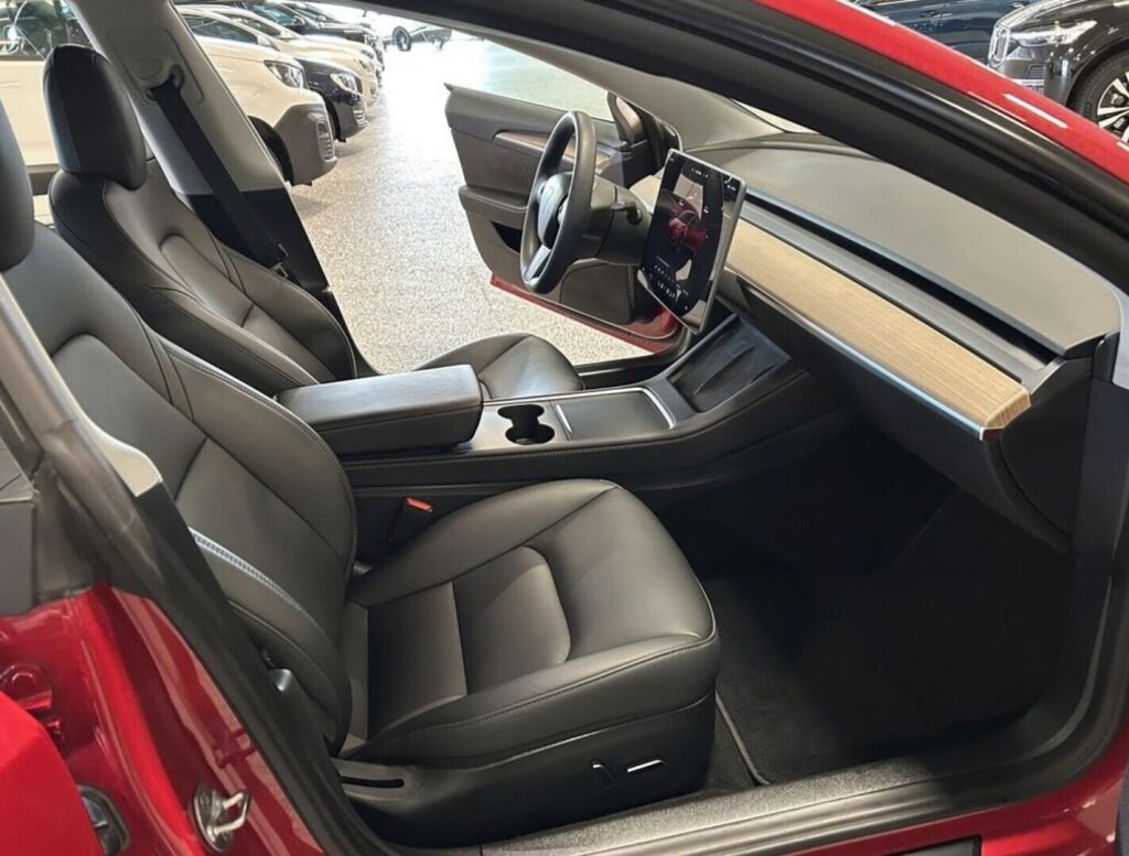 Tesla Model 3 2023 Punainen