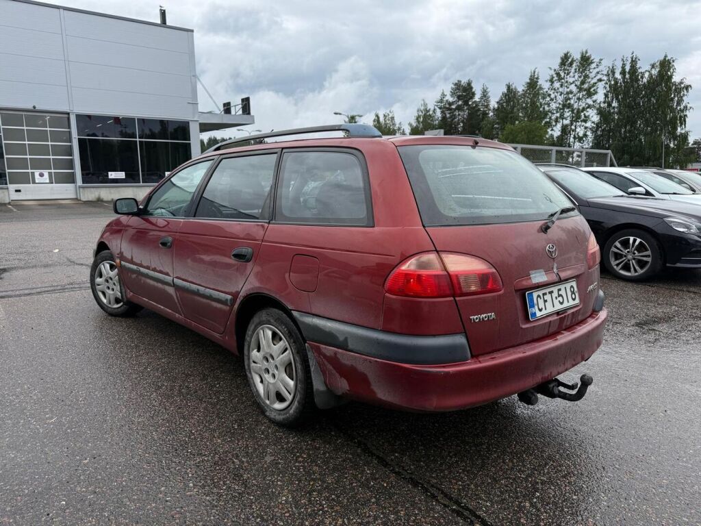 Toyota Avensis 2003 Punainen