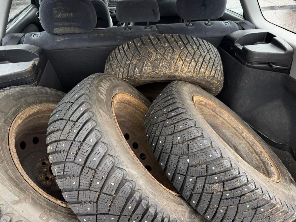 Toyota Avensis 2003 Punainen