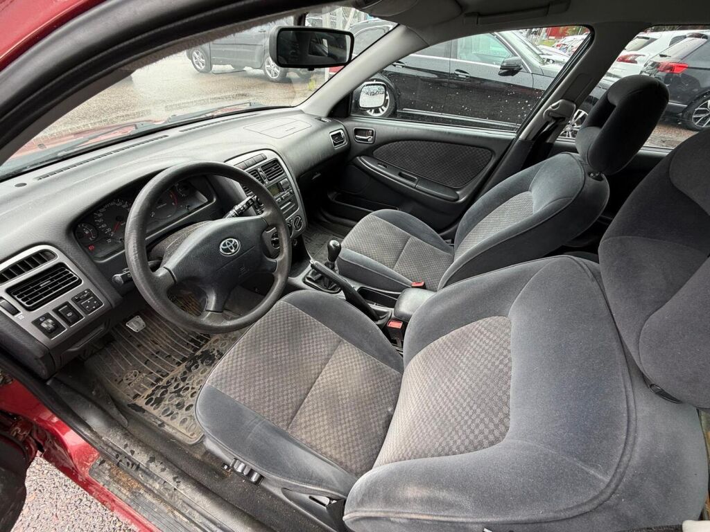 Toyota Avensis 2003 Punainen