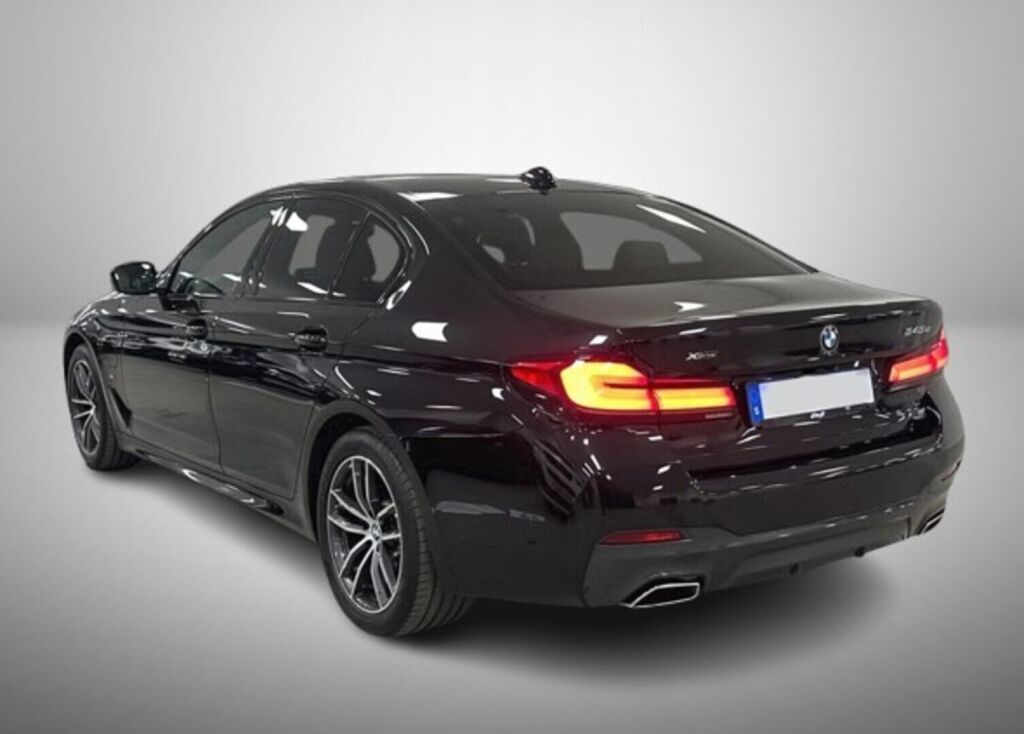 BMW 545 2021 Musta (Black Sapphire Metallic)