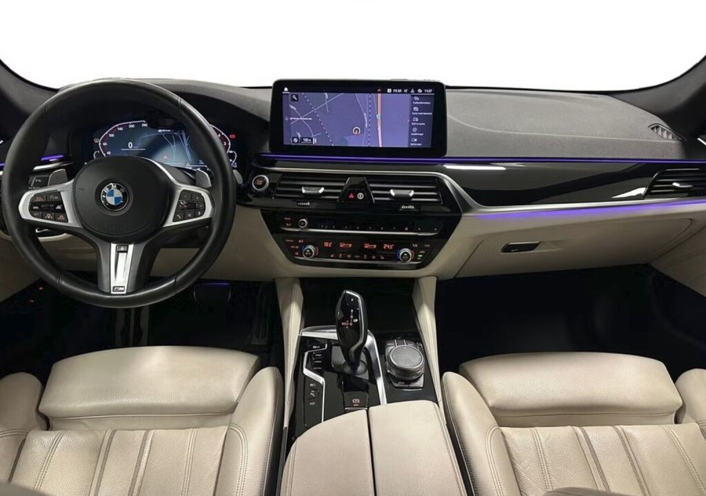 BMW 545 2021 Musta (Black Sapphire Metallic)