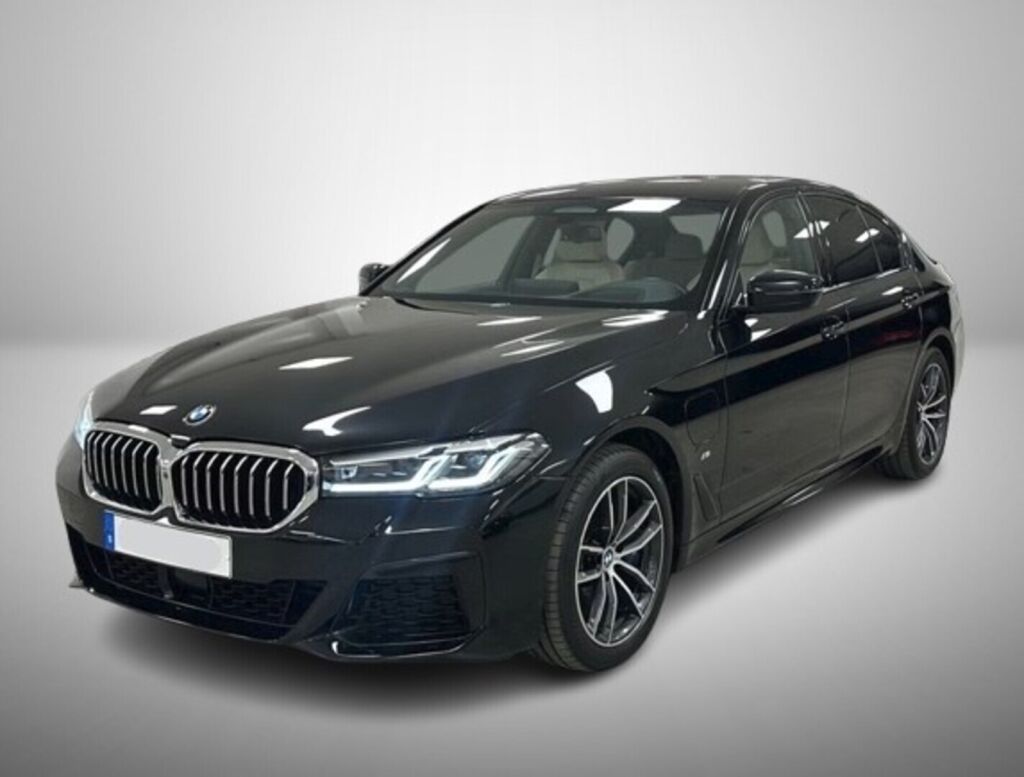 BMW 545 2021 Musta (Black Sapphire Metallic)