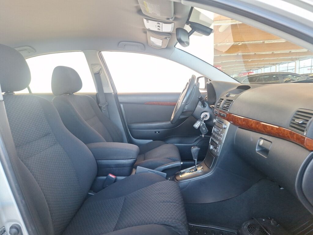 Toyota Avensis 2004 Hopea