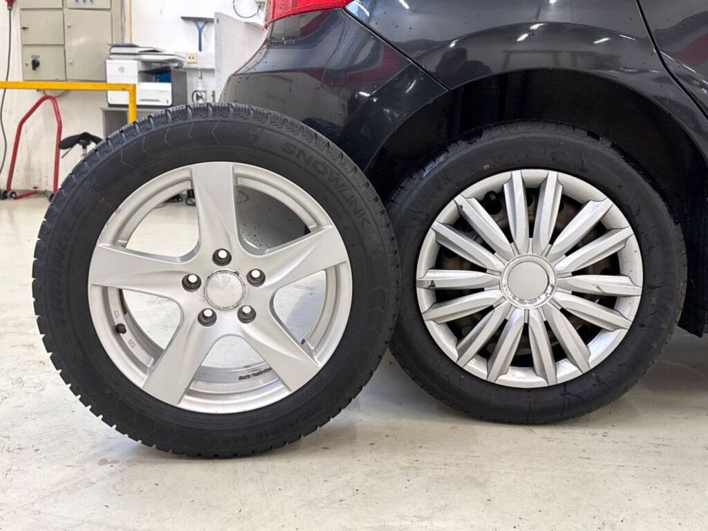 Toyota Auris 2009 Musta
