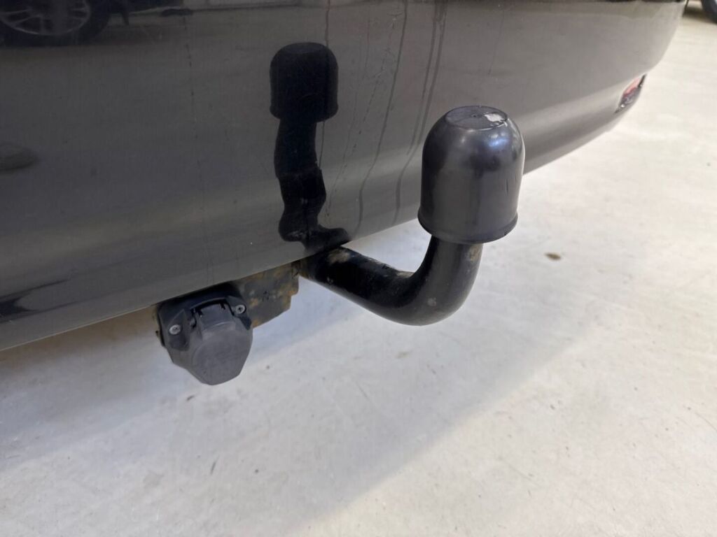 Toyota Avensis 2010 Musta