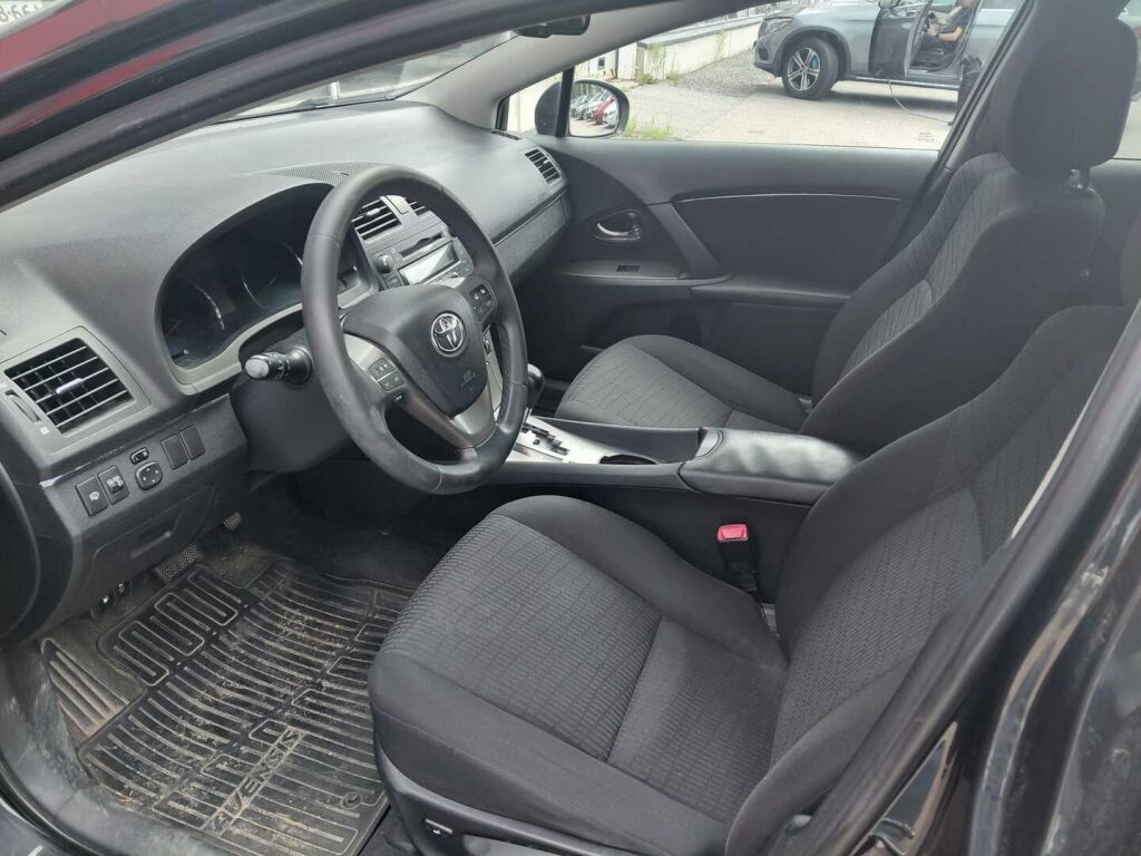Toyota Avensis 2010 Musta