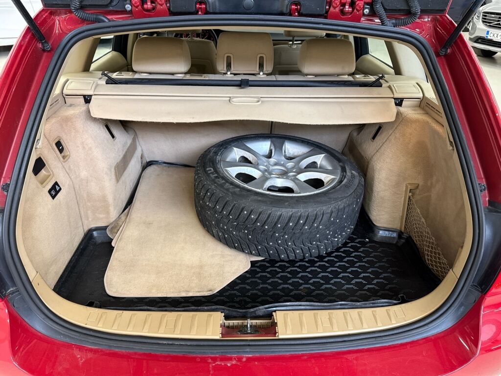 BMW 320 2009 Punainen