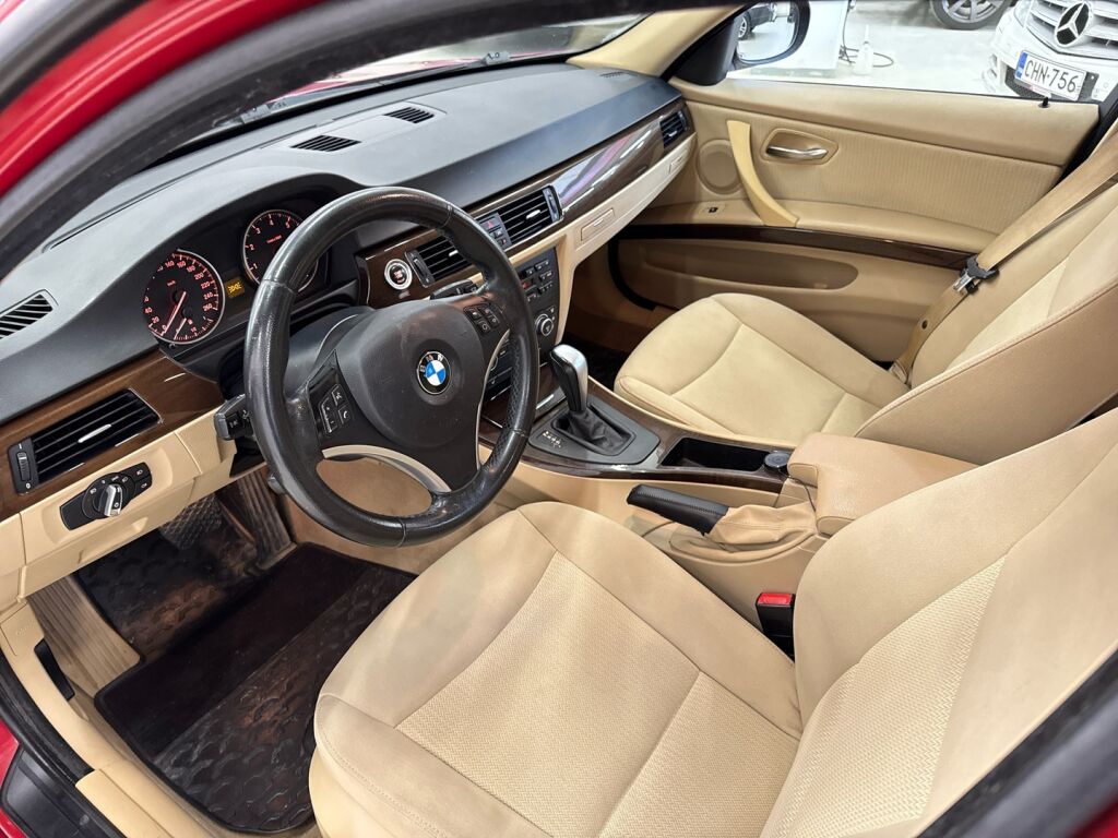 BMW 320 2009 Punainen
