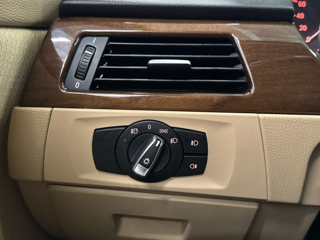 BMW 320 2009 Punainen