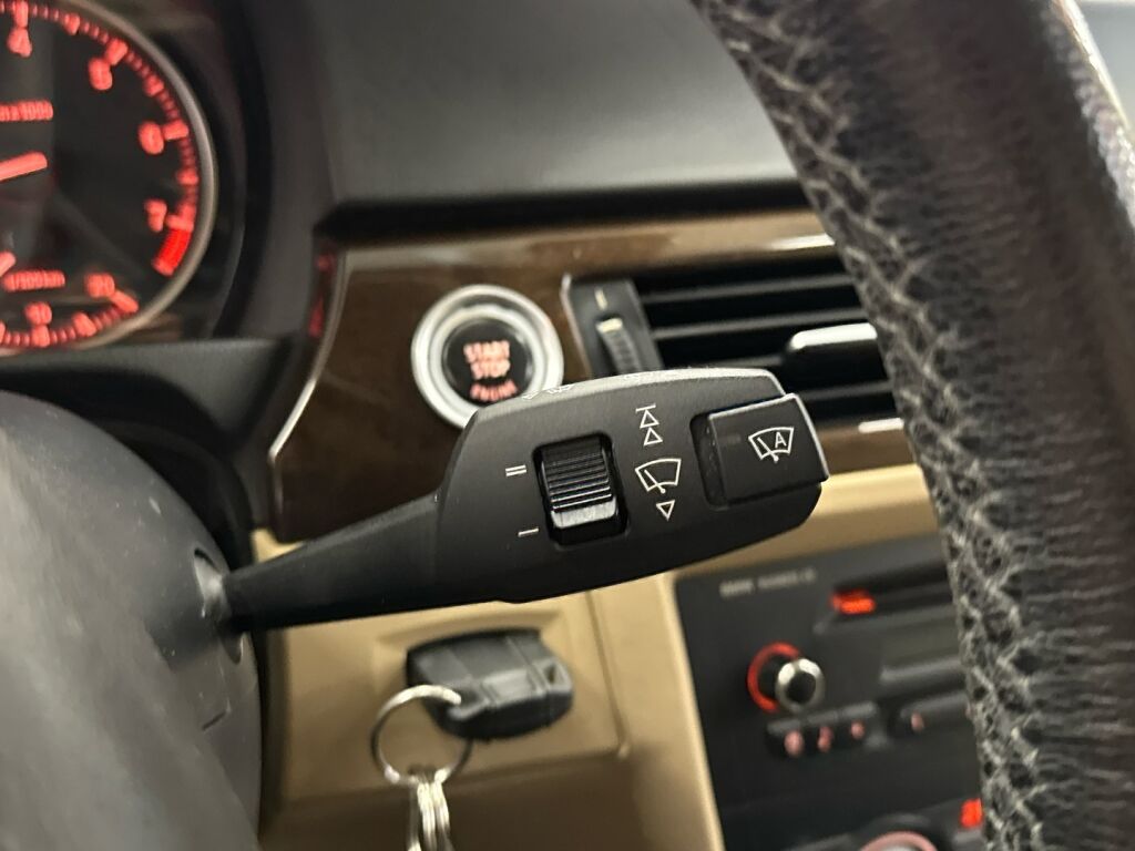 BMW 320 2009 Punainen