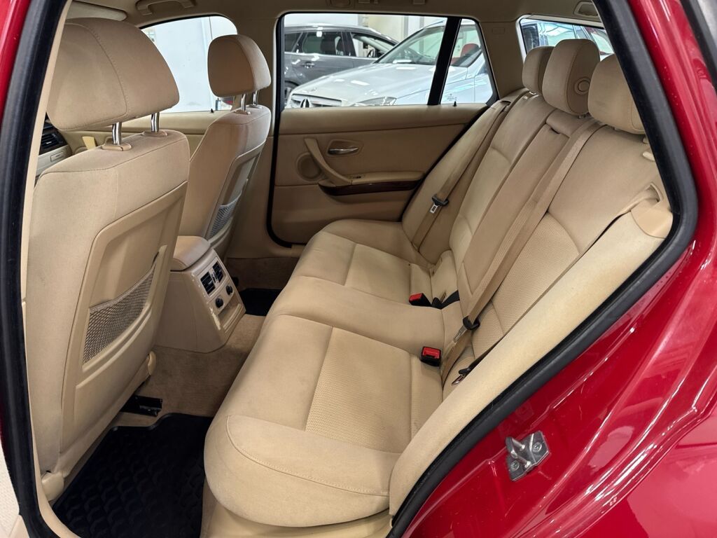 BMW 320 2009 Punainen