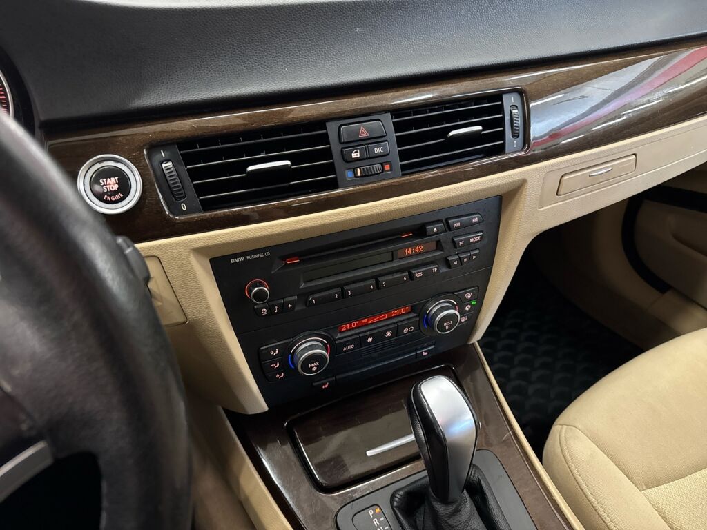 BMW 320 2009 Punainen
