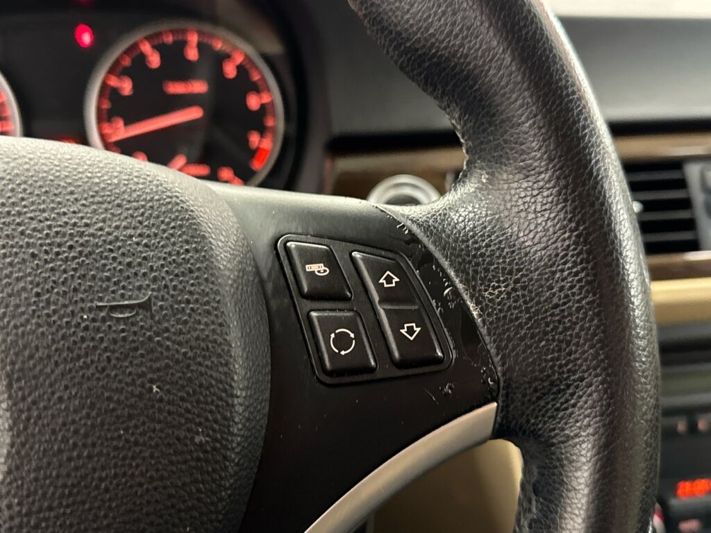 BMW 320 2009 Punainen