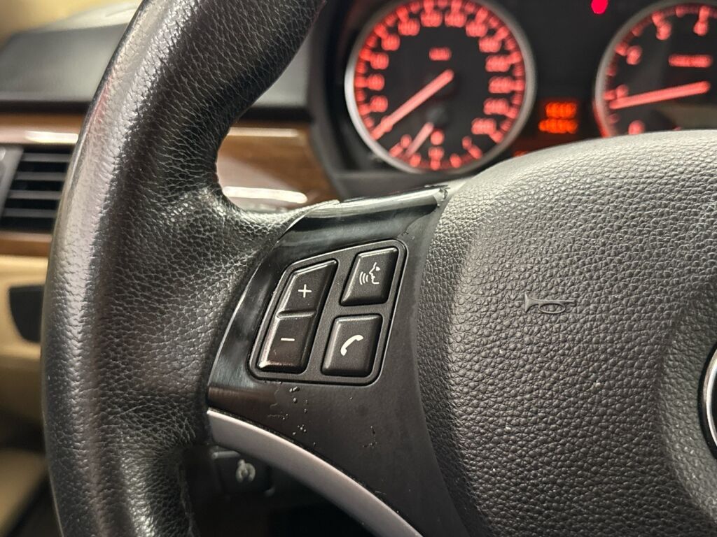 BMW 320 2009 Punainen