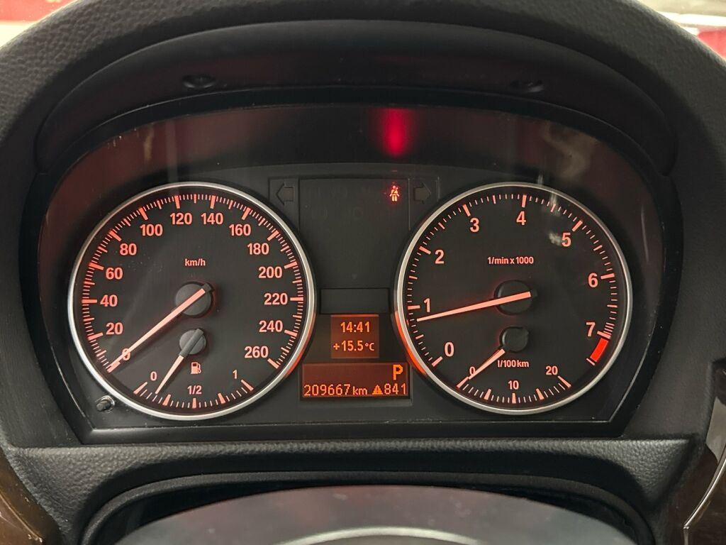 BMW 320 2009 Punainen