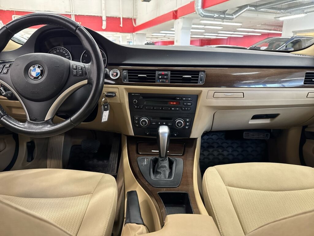 BMW 320 2009 Punainen