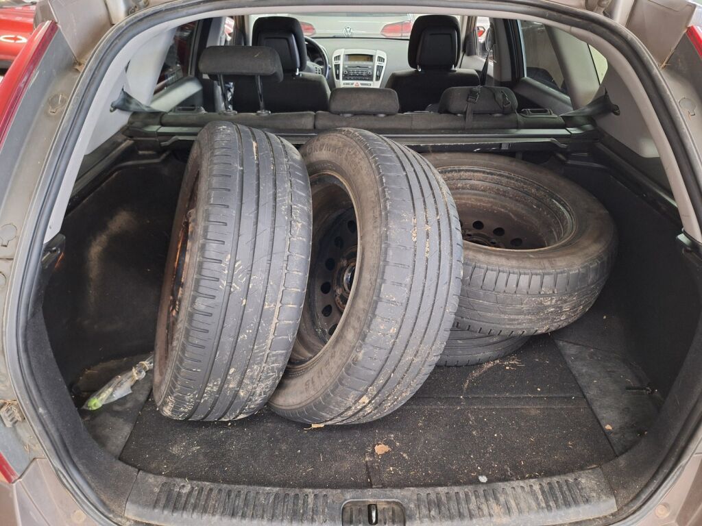 Kia Ceed 2009 Ruskea (beige)