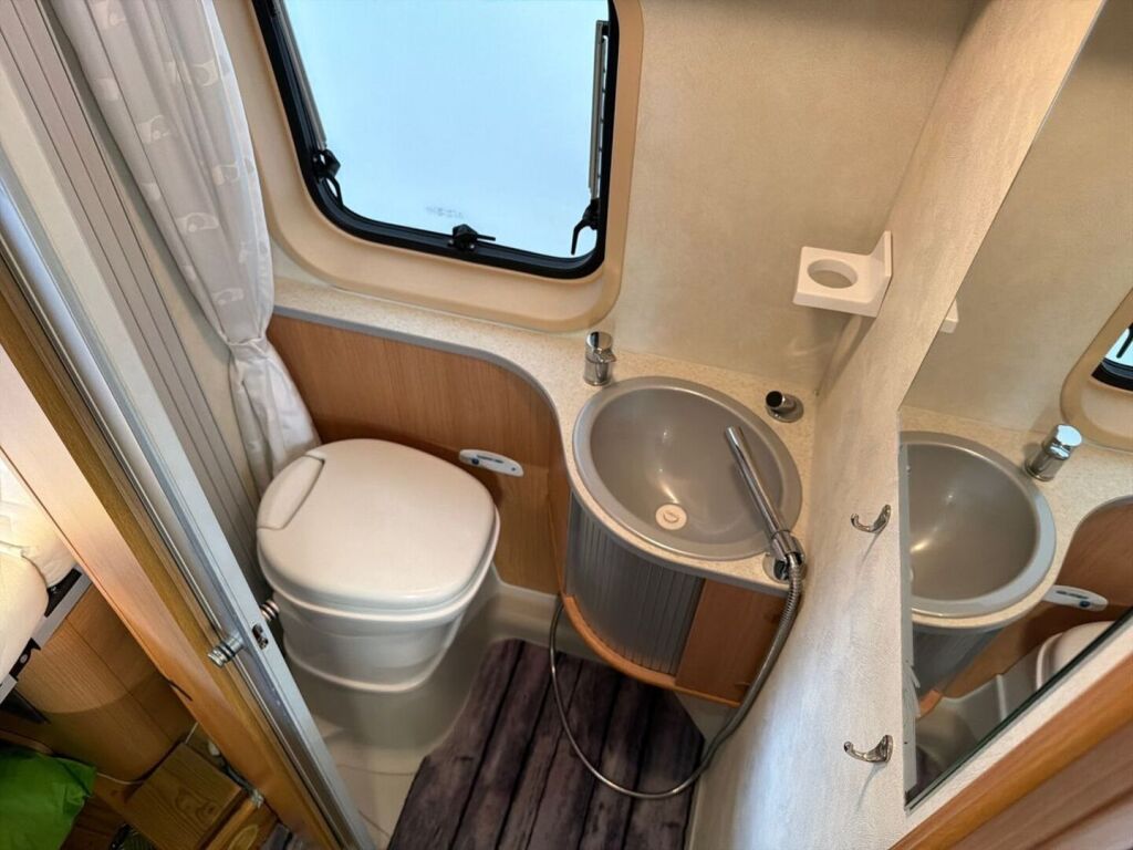 Adria TWIN 600 2010 Harmaa