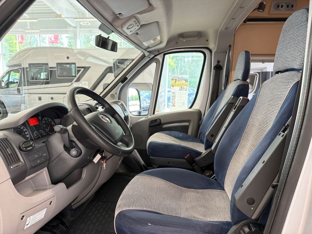 Adria TWIN 600 2010 Harmaa