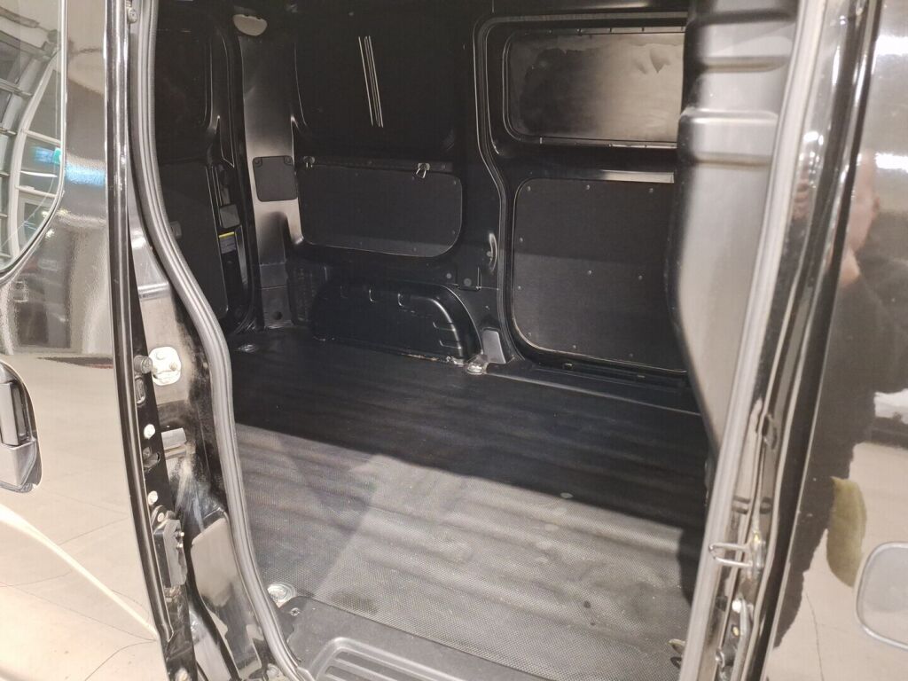 Nissan NV200 2011 Musta