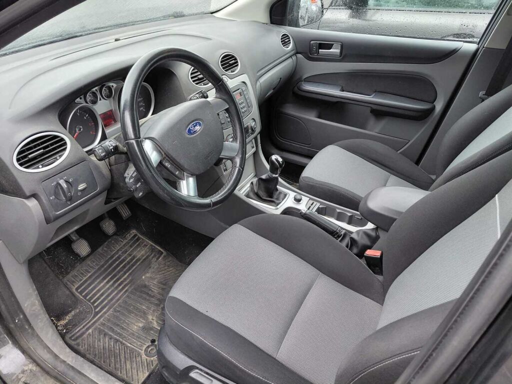 Ford Focus 2010 Musta