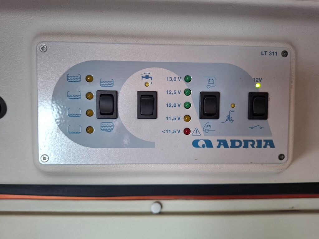 Adria Twin 600 SP 2011 Oranssi