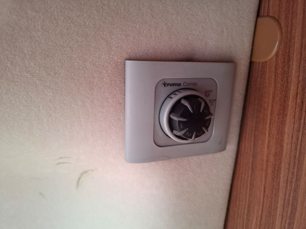 Adria Twin 600 SP 2011 Oranssi