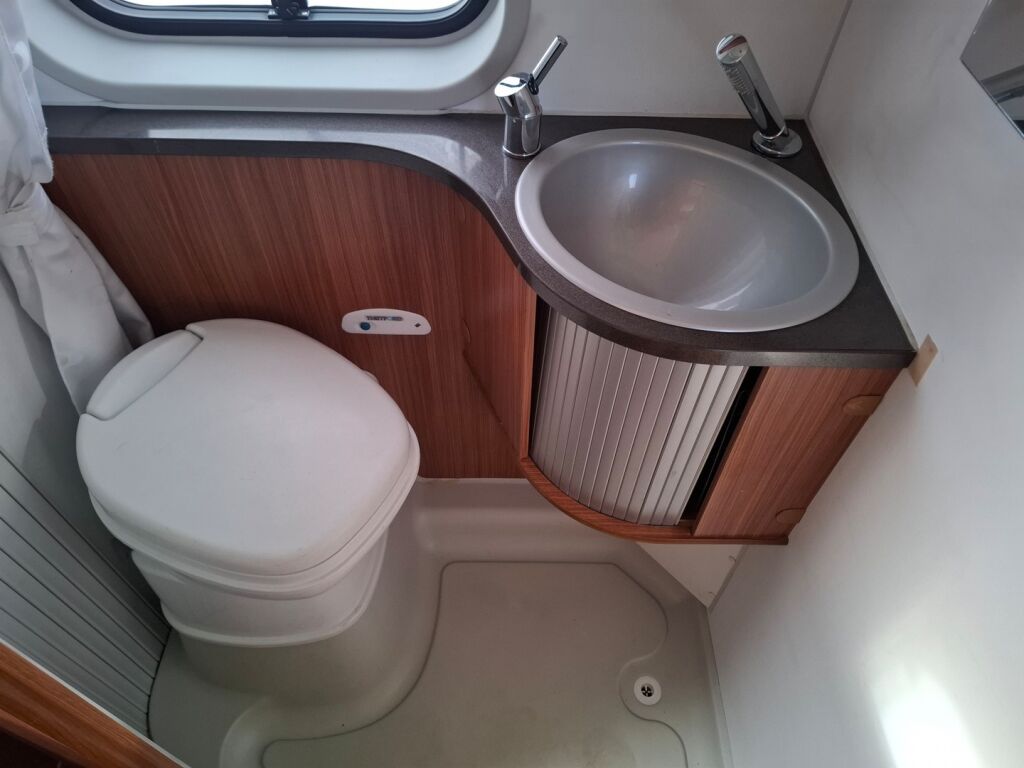 Adria Twin 600 SP 2011 Oranssi