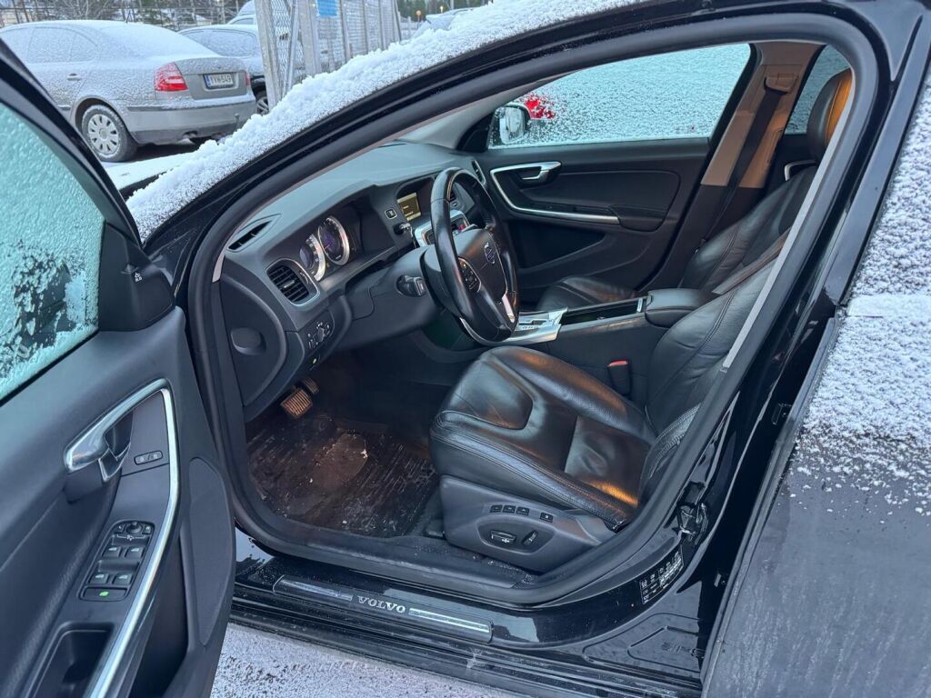 Volvo V60 2011 Musta