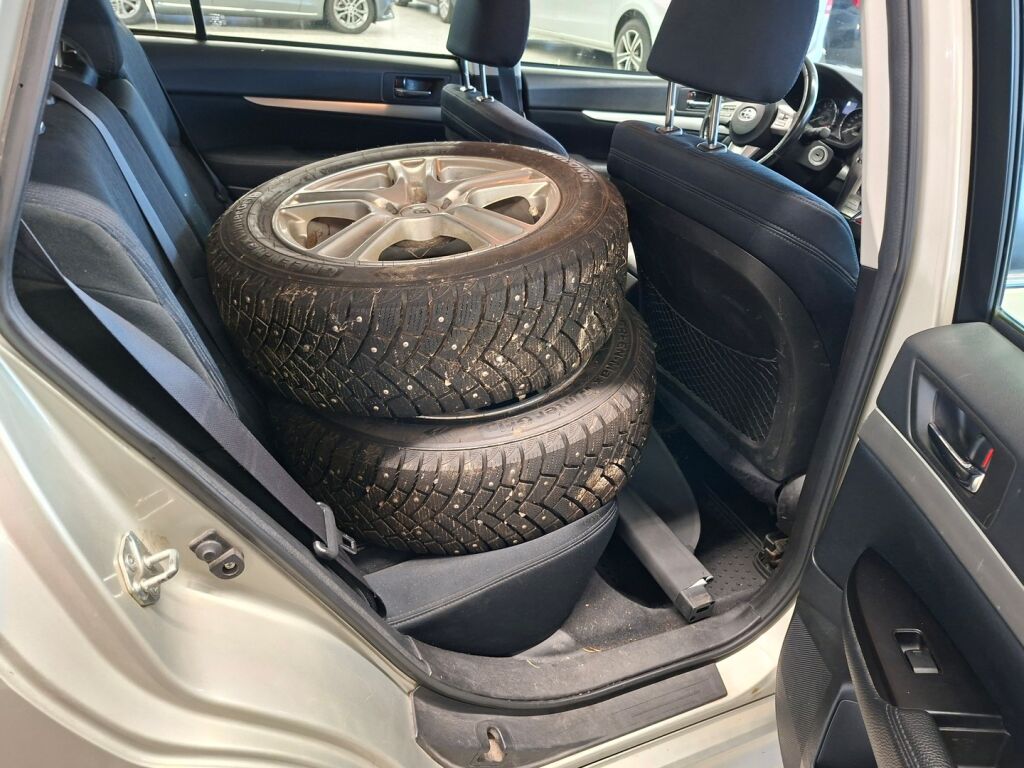 Subaru Legacy 2011 Keltainen