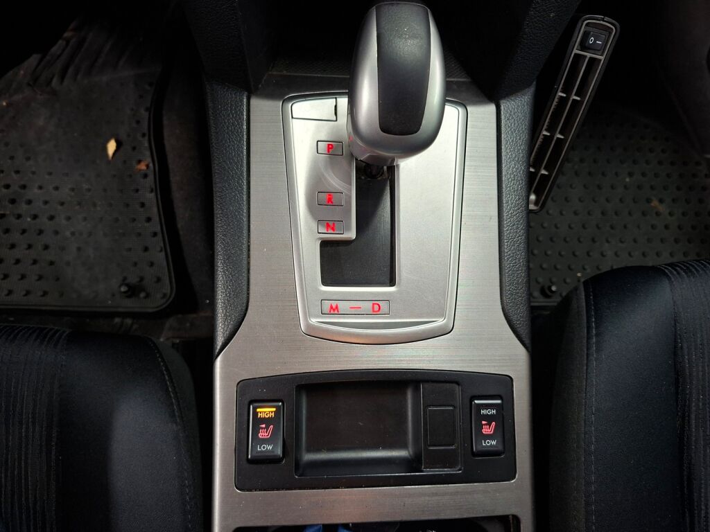 Subaru Legacy 2011 Keltainen