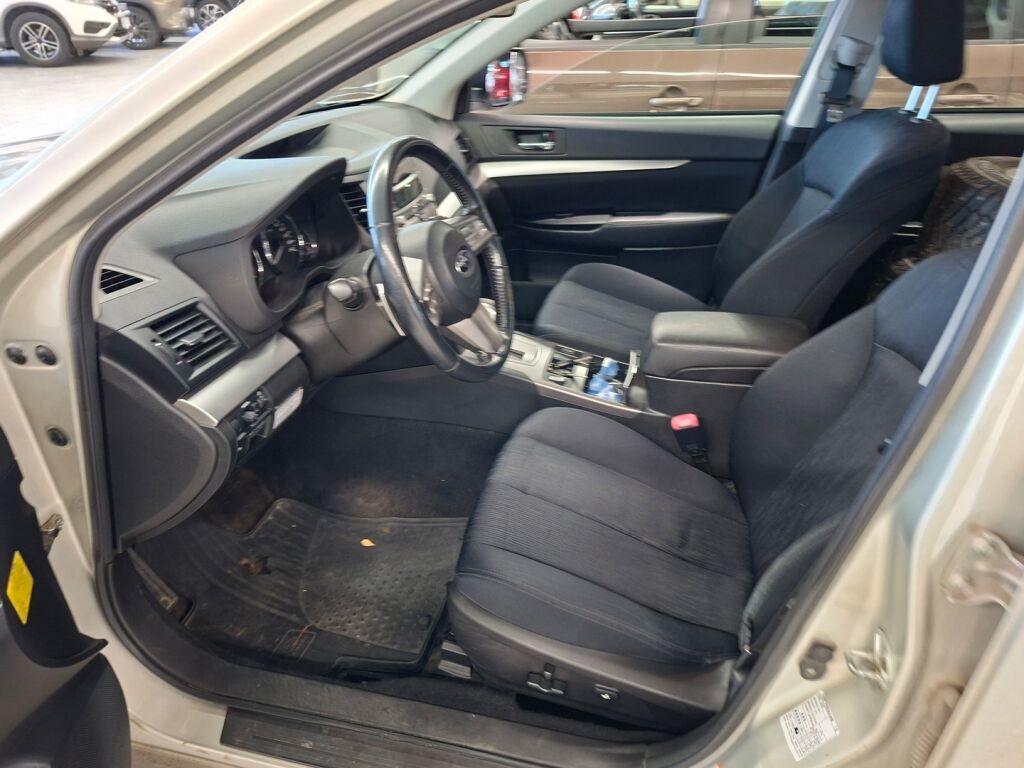 Subaru Legacy 2011 Keltainen