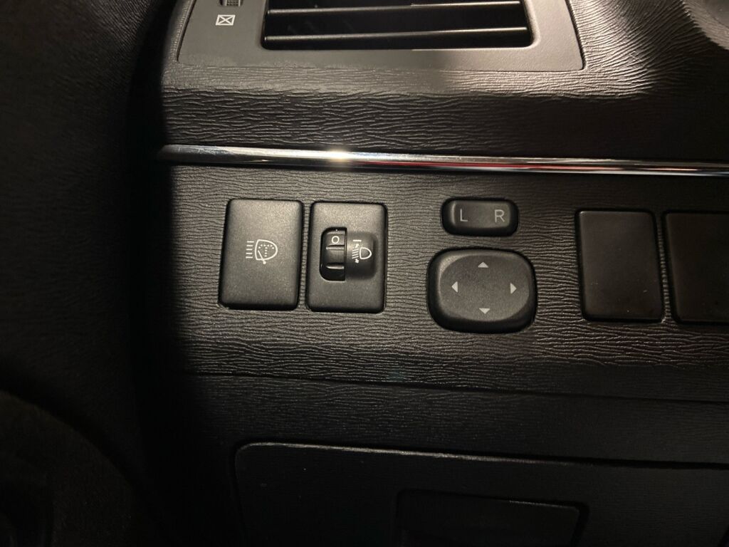 Toyota Avensis 2011 Sininen