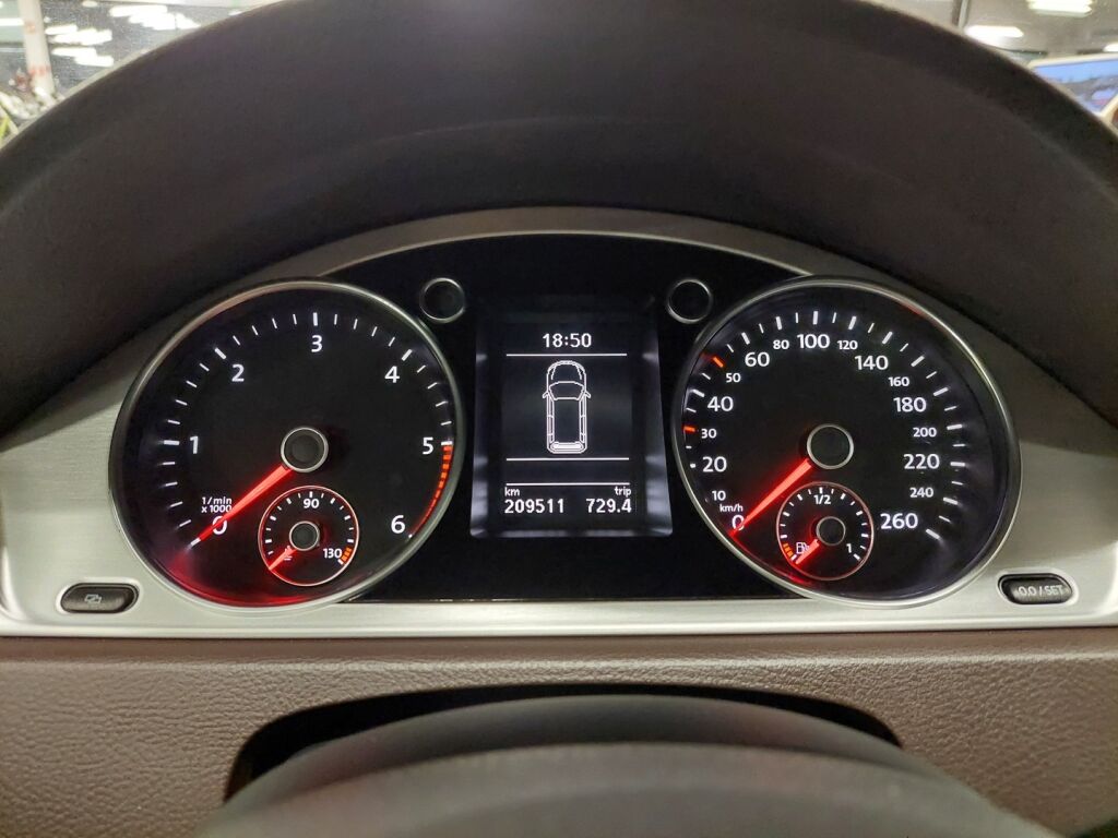 Volkswagen Passat 2011 Ruskea (beige)