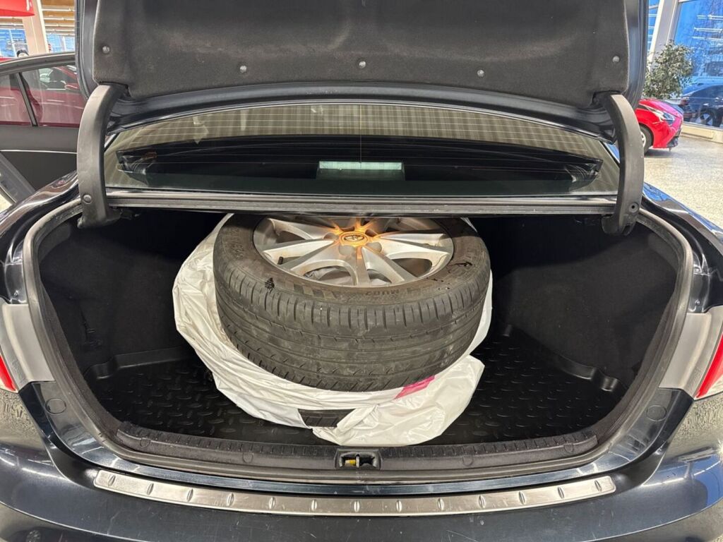 Toyota Avensis 2011 Harmaa