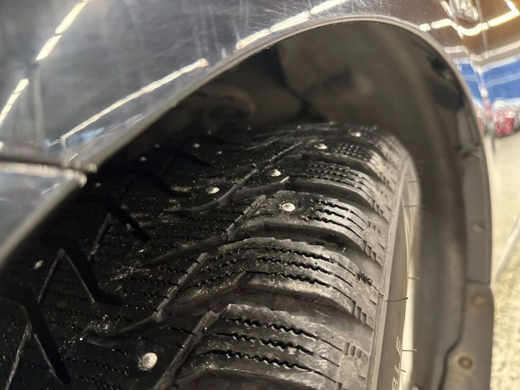 Toyota Avensis 2011 Harmaa